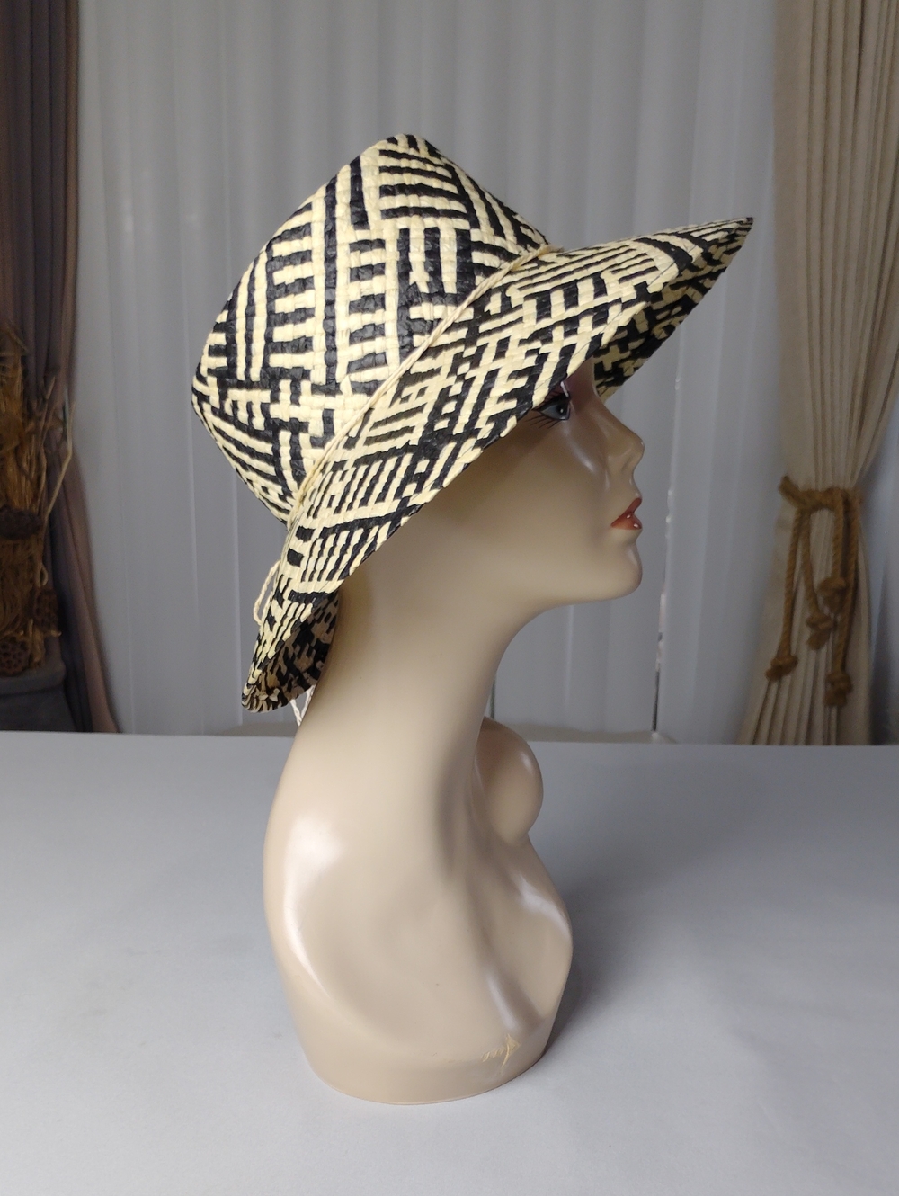 Nordstrom Rack Geometric Sun Hat in Black & Cream.